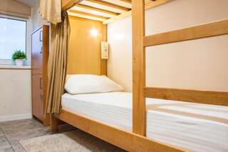 Хостелы SPA Hostel Zolote Runo, Boryspil Борисполь Кровать в общем 4-местном номере для мужчин и женщин-9
